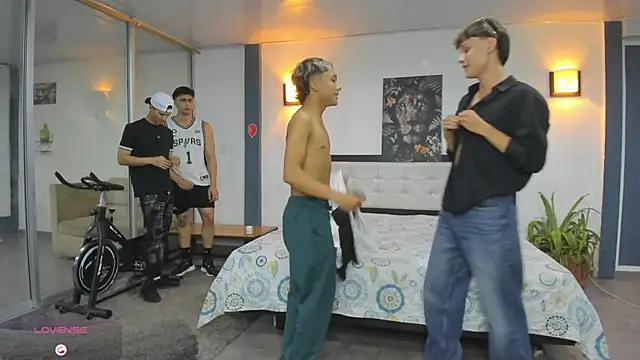 Bisexlifehot   online show from November 14, 2025, 11:19 pm