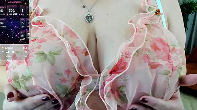 Snapshot of WifeyXRated chatting on March 5, 2025, 8:43 am WifeyXRated online show from March 5, 2025, 8:43 am