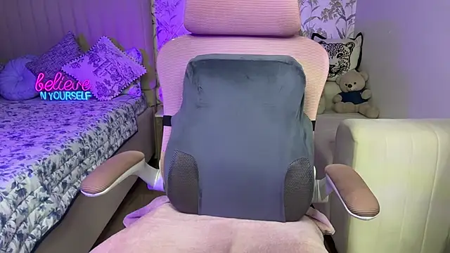 Hot vibes143 online show from April 10, 2026, 6:26 pm