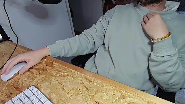 Snapshot of BenReich chatting on November 6, 2025, 10:03 pm BenReich online show from November 6, 2025, 10:03 pm