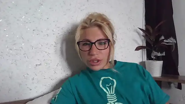 Snapshot of fox_red_lady7 chatting on September 29, 2025, 8:32 am fox red lady7 online show from September 29, 2025, 8:32 am