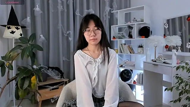 UdelaDodson online show from November 3, 2025, 1:22 am