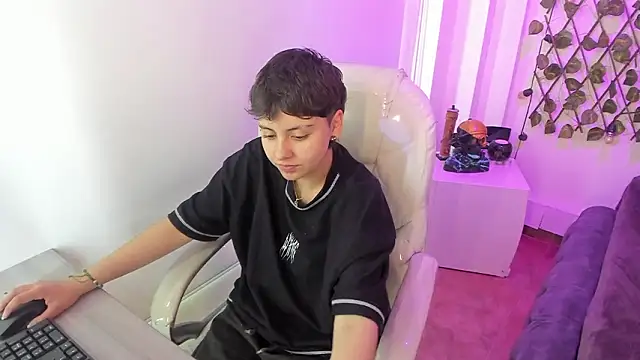 Nathaly ds online show from March 4, 2026, 7:10 pm