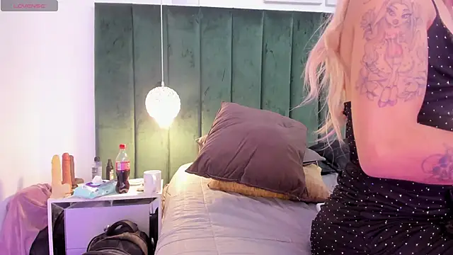 Snapshot of PaulinaGame chatting on November 21, 2025, 2:27 pm PaulinaGame online show from November 21, 2025, 2:27 pm