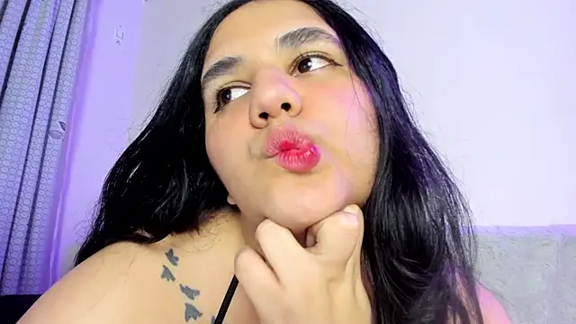 Snapshot of OnlyCurvySofi chatting on October 15, 2025, 12:31 am OnlyCurvySofi online show from October 15, 2025, 12:31 am