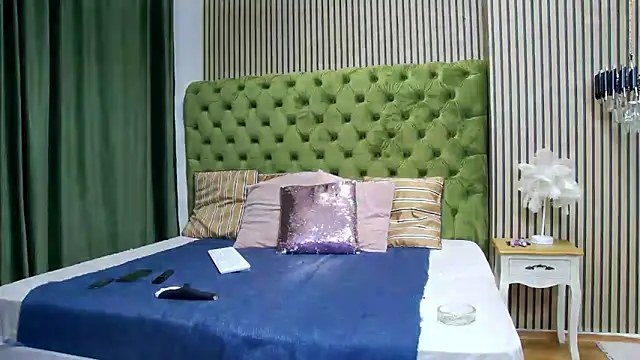 Snapshot of LunaHart chatting on December 1, 2025, 3:46 pm LunaHart online show from December 1, 2025, 3:46 pm