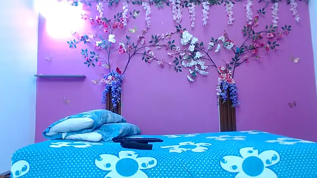 skinnybarbie022 online show from April 14, 2026, 1:10 am