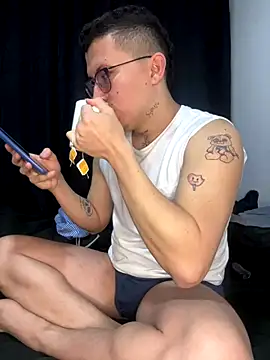 Kurtxxx22 online show from December 4, 2025, 1:37 am