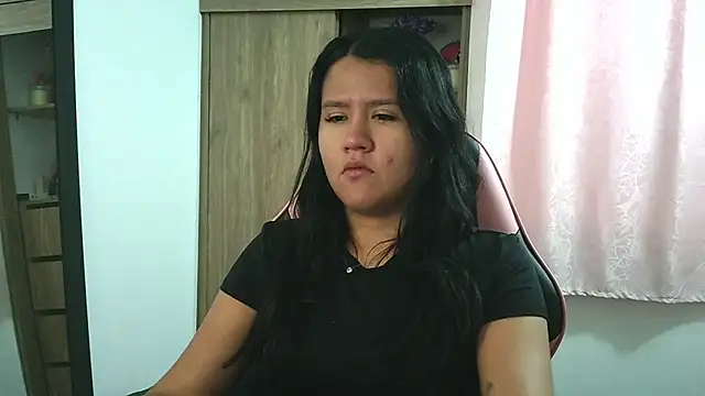 Oliviawatson1 online show from November 12, 2025, 1:26 pm