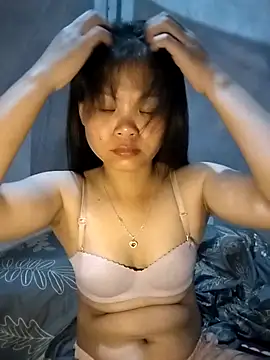 LinhNa999 online show from April 13, 2026, 1:37 pm