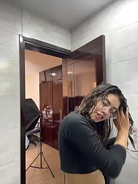 Isabela Colins online show from September 10, 2025, 12:04 pm