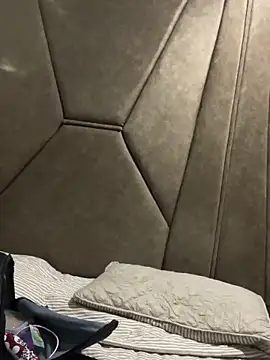 Isabela Colins online show from September 19, 2025, 11:47 am