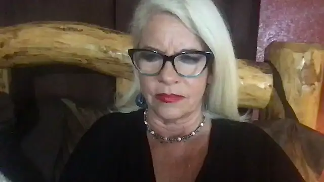 Snapshot of SubMissOlivia chatting on November 8, 2025, 2:15 am SubMissOlivia online show from November 8, 2025, 2:15 am