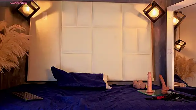 Liam forest  online show from December 17, 2025, 5:01 am