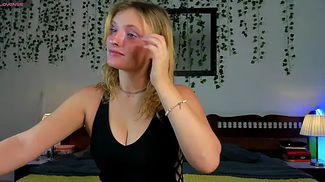 Snapshot of Ariana_Spring chatting on September 21, 2025, 1:49 pm Ariana Spring online show from September 21, 2025, 1:49 pm