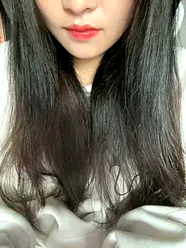 Julia-Elsa online show from December 5, 2025, 4:11 am