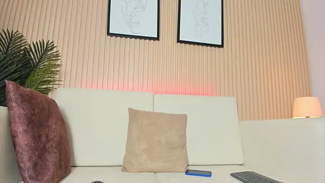 Brunette  boy online show from September 18, 2025, 3:20 am