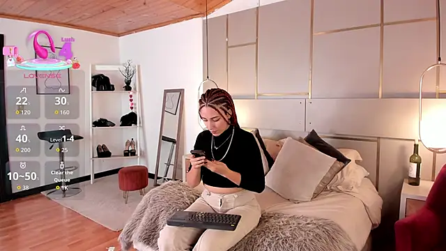 Lina Montclair online show from March 4, 2026, 7:43 pm