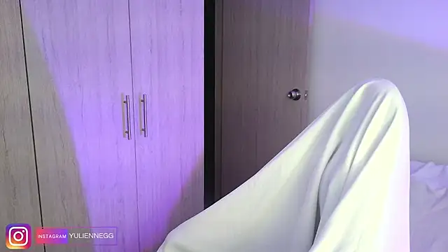 Snapshot of Yulienneg chatting on November 30, 2025, 11:05 pm Yulienneg online show from November 30, 2025, 11:05 pm