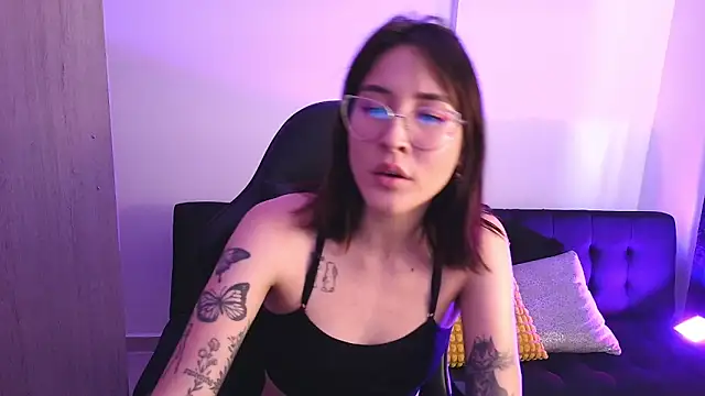 Snapshot of Yulienneg chatting on November 28, 2025, 8:53 pm Yulienneg online show from November 28, 2025, 8:53 pm