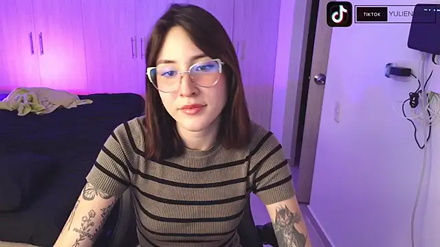 Snapshot of Yulienneg chatting on November 9, 2025, 1:31 am Yulienneg online show from November 9, 2025, 1:31 am