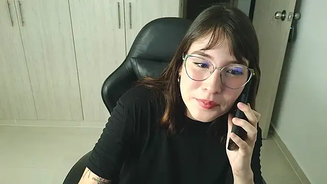 Snapshot of Yulienneg chatting on January 11, 2026, 12:28 am Yulienneg online show from January 11, 2026, 12:28 am