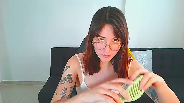 Snapshot of Yulienneg chatting on February 15, 2026, 10:30 pm Yulienneg online show from February 15, 2026, 10:30 pm