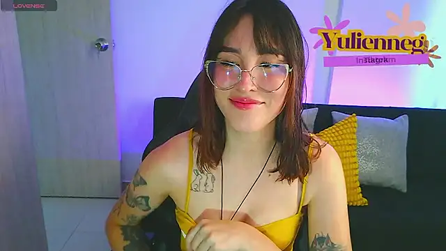 Snapshot of Yulienneg chatting on February 3, 2026, 9:31 pm Yulienneg online show from February 3, 2026, 9:31 pm