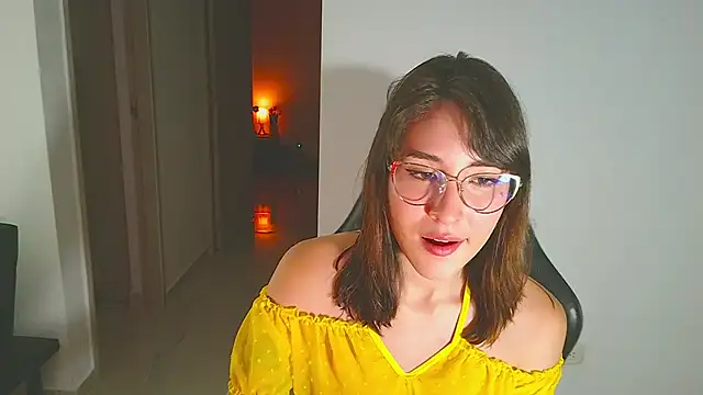 Snapshot of Yulienneg chatting on April 14, 2026, 12:48 am Yulienneg online show from April 14, 2026, 12:48 am