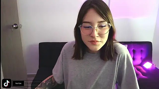 Snapshot of Yulienneg chatting on November 23, 2025, 12:31 am Yulienneg online show from November 23, 2025, 12:31 am