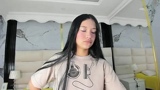 Sophie Calloway online show from April 13, 2026, 2:43 pm