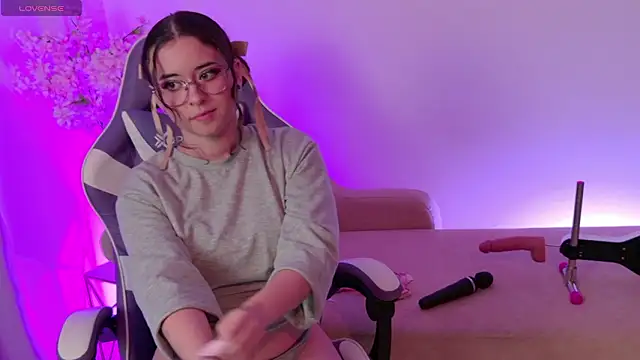 Mia wee online show from February 16, 2026, 7:01 pm