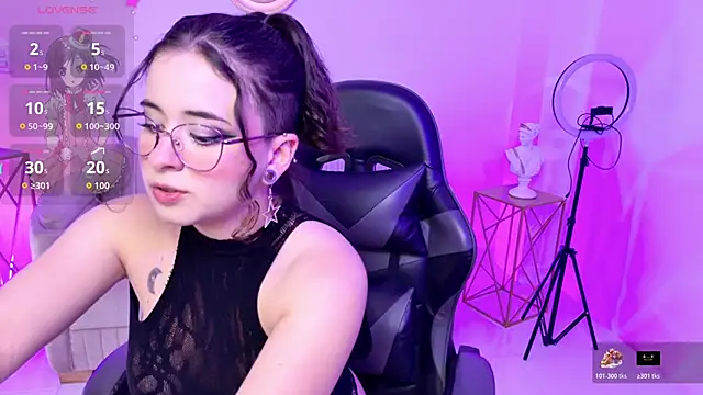 Snapshot of Mia_wee chatting on October 19, 2025, 6:21 pm Mia wee online show from October 19, 2025, 6:21 pm