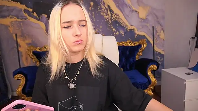 Snapshot of LilElfie chatting on September 9, 2025, 6:01 am LilElfie online show from September 9, 2025, 6:01 am