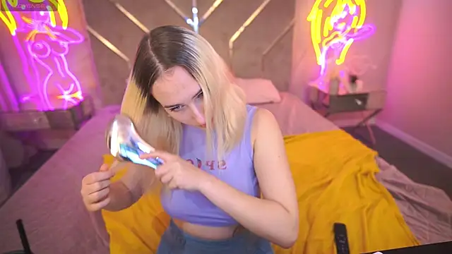 Snapshot of LilElfie chatting on November 7, 2025, 1:48 pm LilElfie online show from November 7, 2025, 1:48 pm