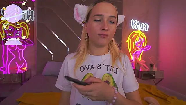 Snapshot of LilElfie chatting on October 4, 2025, 12:50 pm LilElfie online show from October 4, 2025, 12:50 pm