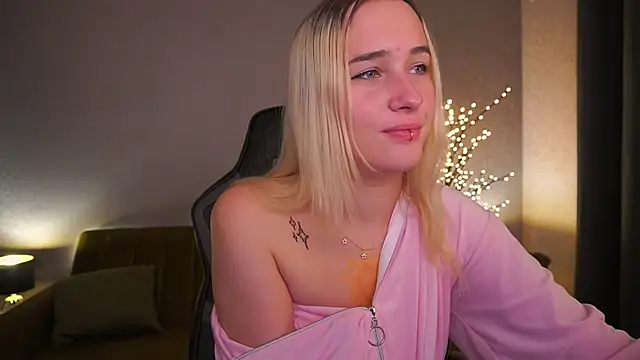 Snapshot of LilElfie chatting on October 17, 2025, 1:13 pm LilElfie online show from October 17, 2025, 1:13 pm