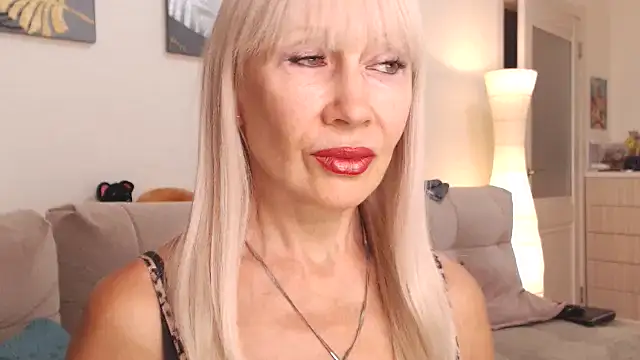 Snapshot of AlisaDeluxe chatting on October 4, 2025, 8:05 am AlisaDeluxe online show from October 4, 2025, 8:05 am