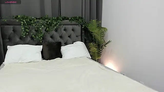 cute luucy online show from November 25, 2025, 2:45 am