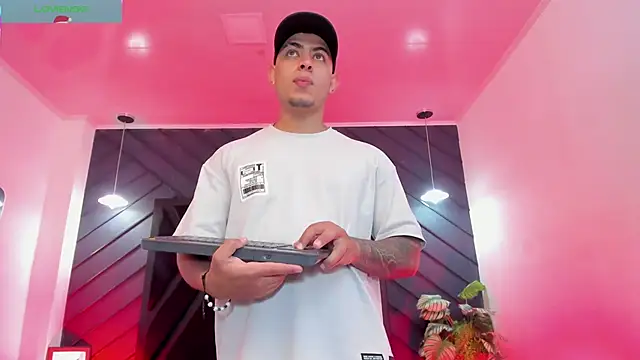 Snapshot of marco_garciia_ chatting on December 1, 2025, 11:27 pm marco garciia online show from December 1, 2025, 11:27 pm