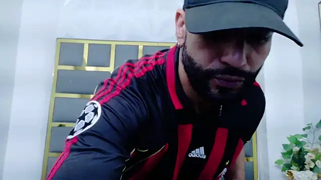 Snapshot of yorbymaxx chatting on December 17, 2025, 2:11 pm yorbymaxx online show from December 17, 2025, 2:11 pm