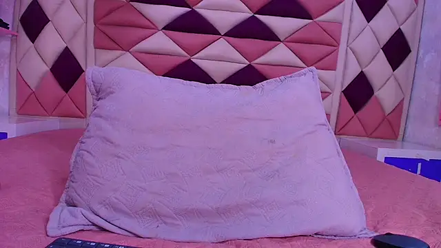 valecastro  online show from November 12, 2025, 7:18 pm