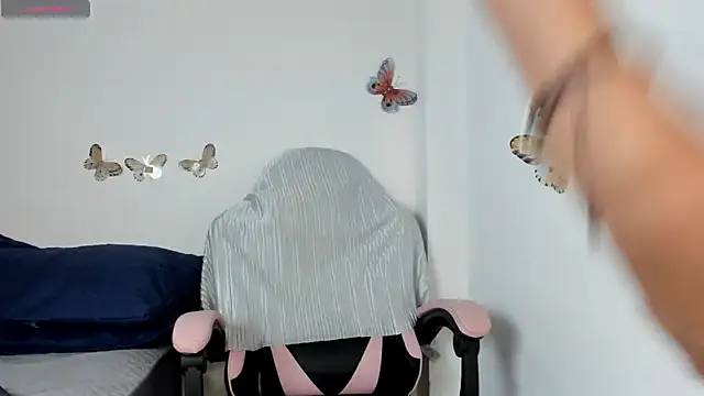 Snapshot of mari-ross chatting on December 17, 2025, 2:27 am mari-ross online show from December 17, 2025, 2:27 am