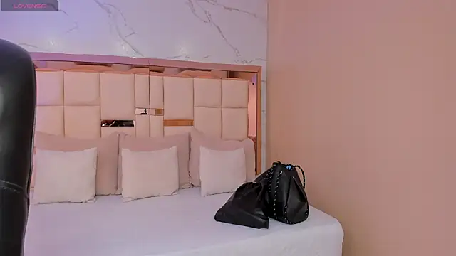 julieta rosee online show from April 8, 2026, 9:38 pm