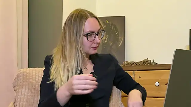 Snapshot of KiraxFate chatting on November 17, 2025, 4:11 pm KiraxFate online show from November 17, 2025, 4:11 pm