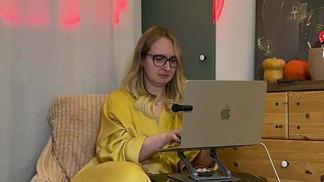 Snapshot of KiraxFate chatting on November 13, 2025, 6:56 pm KiraxFate online show from November 13, 2025, 6:56 pm