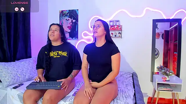 Snapshot of Dilan_and_Mia chatting on September 18, 2025, 10:02 pm Dilan and Mia online show from September 18, 2025, 10:02 pm