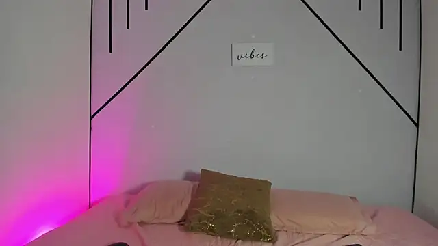 Snapshot of MiahCornell_ chatting on November 14, 2025, 8:12 pm MiahCornell online show from November 14, 2025, 8:12 pm