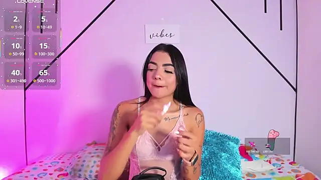 Snapshot of MiahCornell_ chatting on November 19, 2025, 8:20 pm MiahCornell online show from November 19, 2025, 8:20 pm