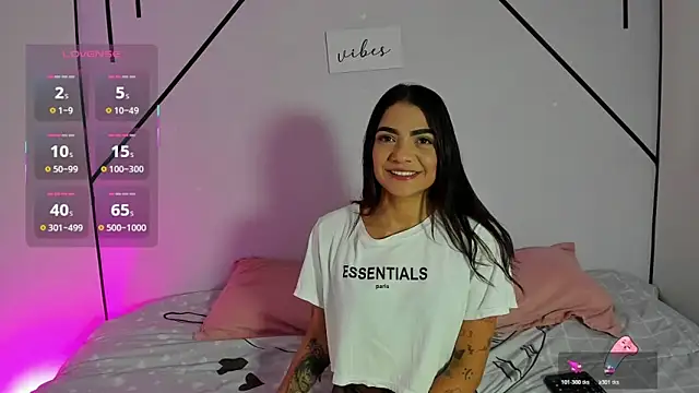 Snapshot of MiahCornell_ chatting on November 4, 2025, 6:55 pm MiahCornell online show from November 4, 2025, 6:55 pm